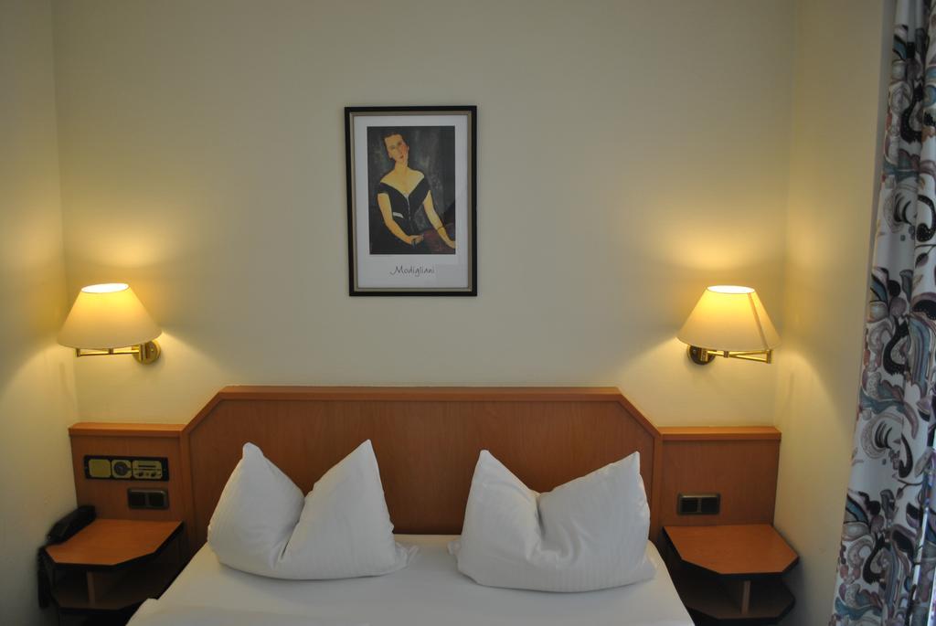 Hotel Garni Am Schaefersberg Niedernhausen Oda fotoğraf