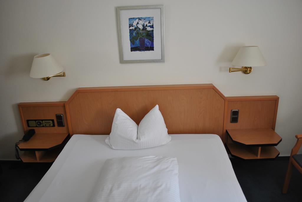 Hotel Garni Am Schaefersberg Niedernhausen Oda fotoğraf